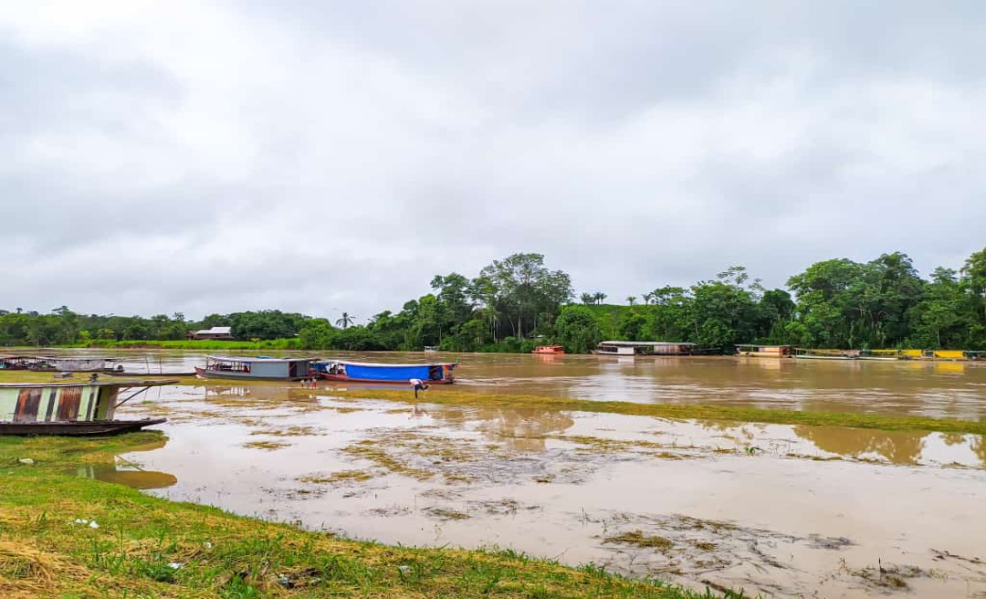 Em Jordão, enchente já atinge o bairro Kaxinawá e famílias começam a sentir os efeitos da subida das águas 